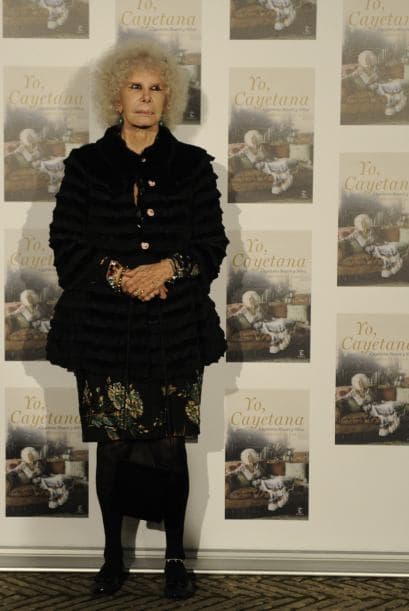 El hijo de la Duquesa de Alba, Cayetano Martínez, ha afirmado que su madre "está semi-inconsciente."