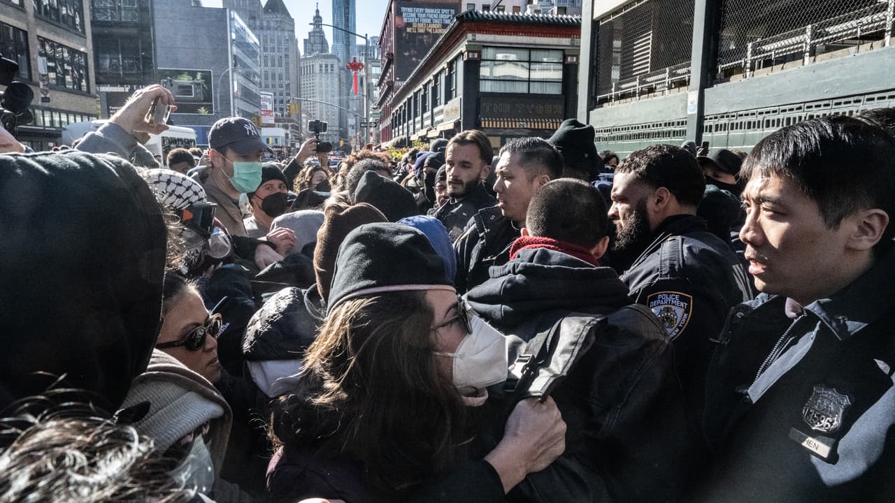 Varios manifestantes arrestados tras tratar de evitar operativo migratorio en Chinatown, Manhattan