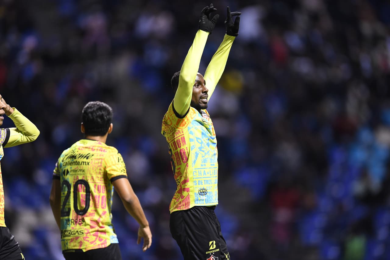 Los Rojinegros obtuvieron su premio a la constancia al 84’ cuando Quiñones ganó un duelo hombro a hombro con De Buen para fusilar a Silva y marcar el 0-1.