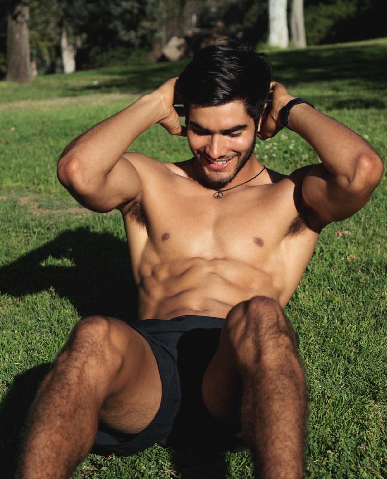 Está comprometido con la naturaleza, de vez en cuando va a la playa para recoger basura.
<br>