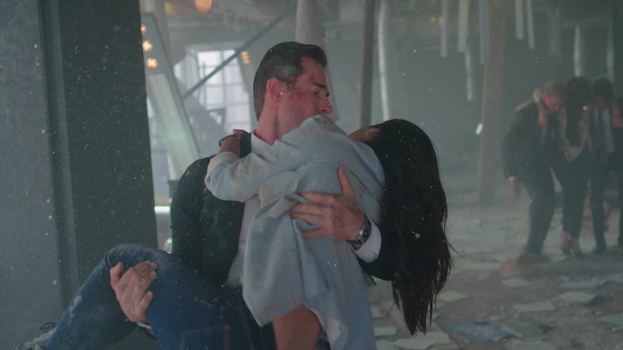 Después de la explosión de la bomba, Miguel tomó en sus brazos a Adela, quien quedó debajó de unas estructuras metálicas.