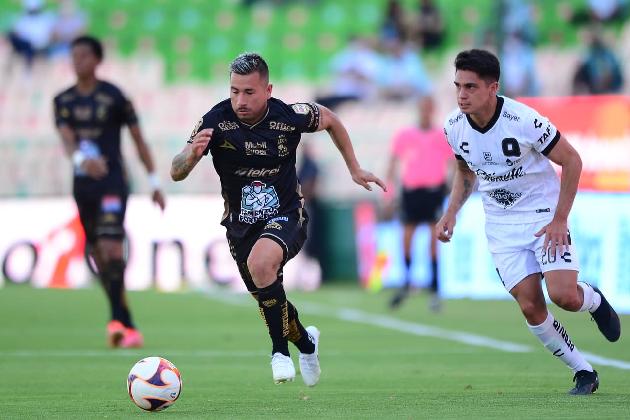 Con dos goles de Ángel Mena desde los once pasos, León consigue vencer 2-1 al Querétaro y toman el cuarto lugar de la tabla de manera momentánea.