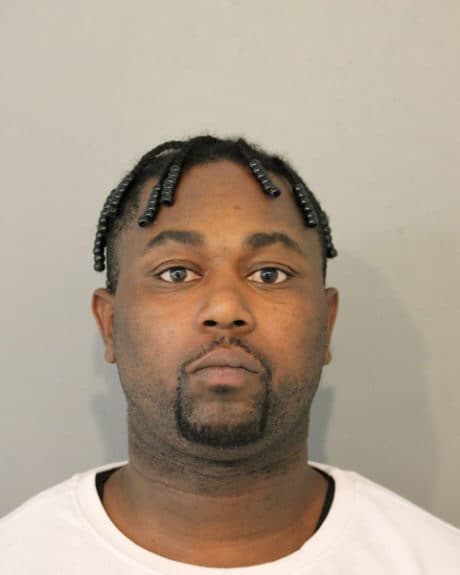 El presidente de Sudler Property Management le dijo a la alcaldesa Lori Lightfoot: "Necesitamos apoyo. Necesitamos respaldo. Necesitamos que usted cumpla con su deber de garantizar el bienestar de todos los residentes de Chicago".
<br>
<br>Arrestos: Steven Adams. Dirección del suceso: 800 Block of North Ave. Un cargo de delito grave de robo, un cargo de delito grave de saqueo.