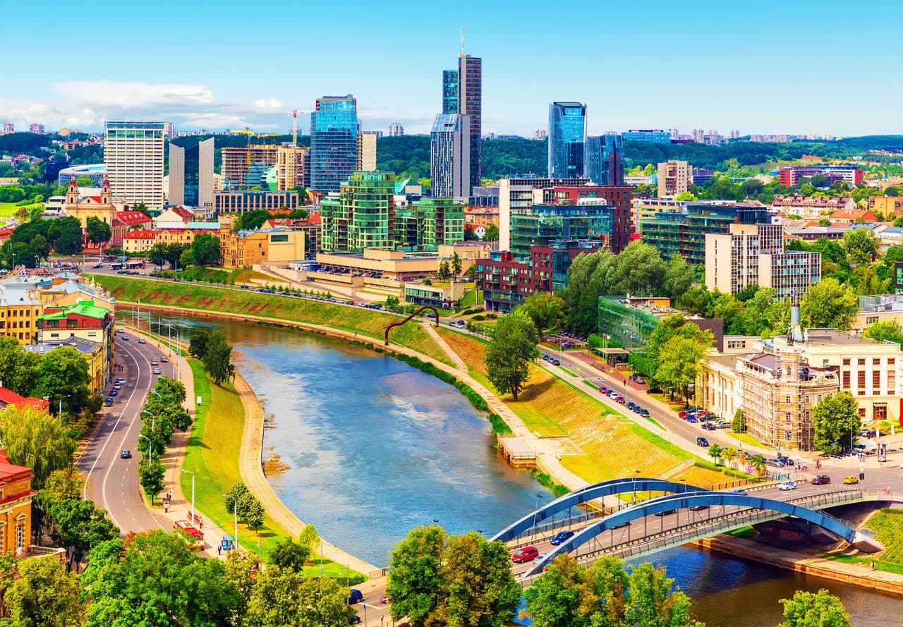 <b>Lituania</b>
<br>
<br>Declaró su independencia de la Unión Soviética en 1990 y forma parte de la OTAN desde 2004. Hoy tiene casi tres millones de habitantes. 
<br>
<br>En la era Putin, Rusia ha buscado retomar antiguos territorios soviéticos. En 2008 invadió territorios en Georgia, una exrepública soviética que se independizó en 1991. En 2014 Rusia se anexó la península de Crimea, perteneciente a Ucrania.
<br>