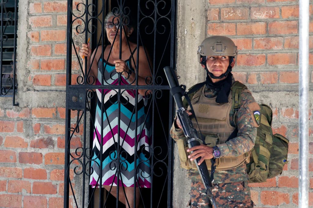 En un mensaje a los habitantes de Soyapango, Bukele dijo que “los ciudadanos comunes no tienen nada que temer y pueden continuar haciendo su vida normalmente. Esta es una operación contra los criminales, no contra los ciudadanos honrados”.
