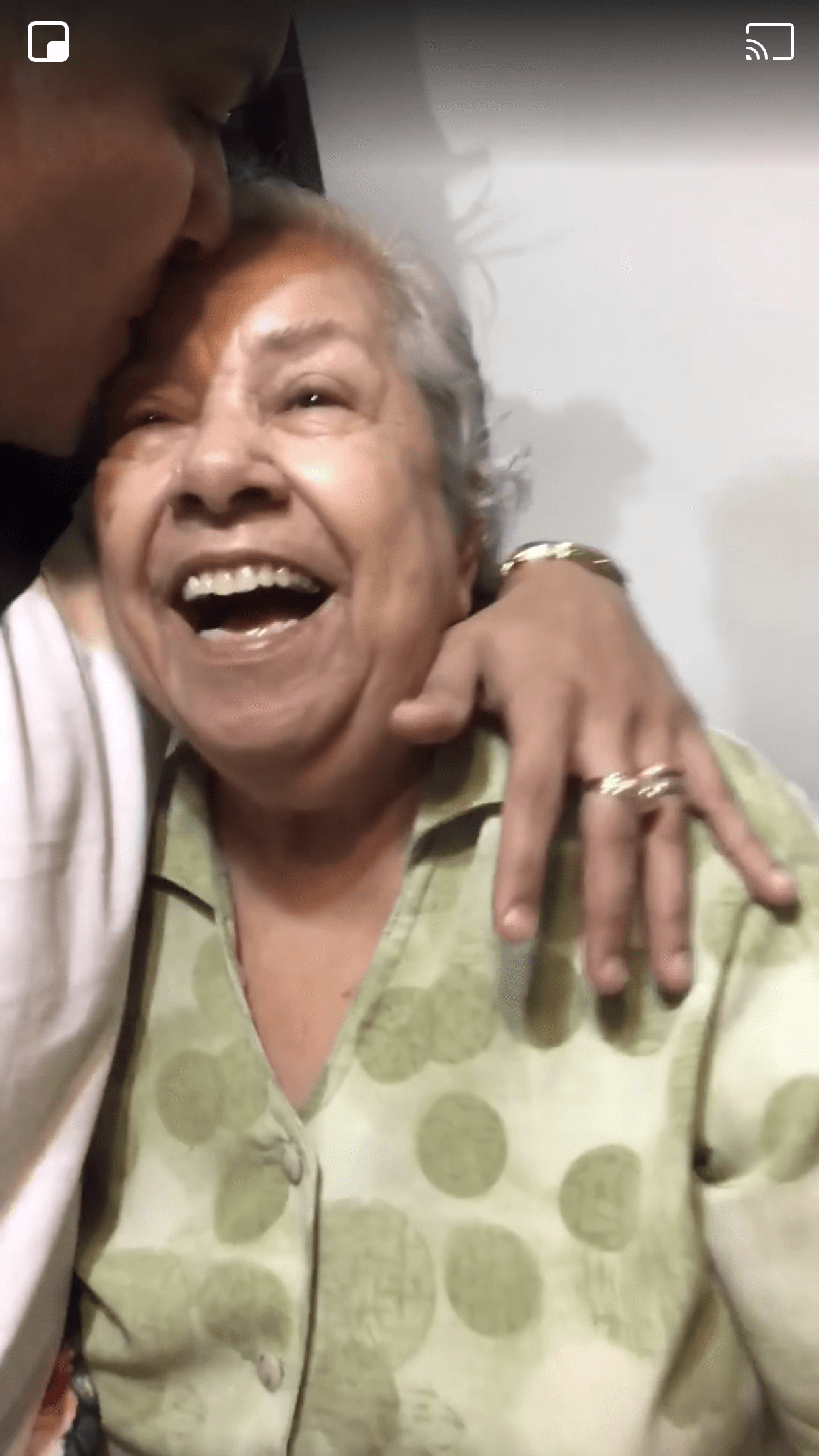 <b>"Ah la madre"</b>, se escucha decir a la señora cuando recibe la noticia. La expresión es común entre la gente del norte de México para exclamar sorpresa o admiración.