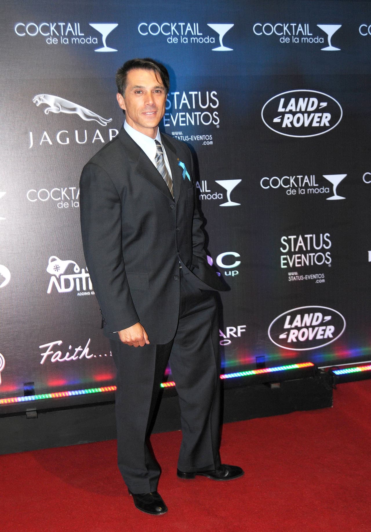 El atuendo de Mayer fue cuestionado por varios medios de comunicación de entretenimiento en México, pero también por los informantes de la política, entre ellos el portal 
<b><a href="https://politico.mx" target="_blank">Político MX</a></b>.