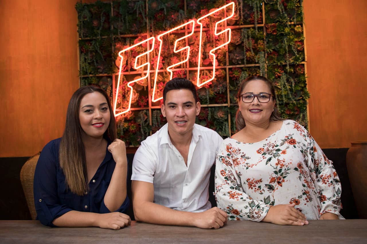 Christian (hijo), Mónica (madre) y Cristina (prima) decidieron enfrentar el reto de la identidad de Familias Frente al Fuego con su especialidad: los mariscos.