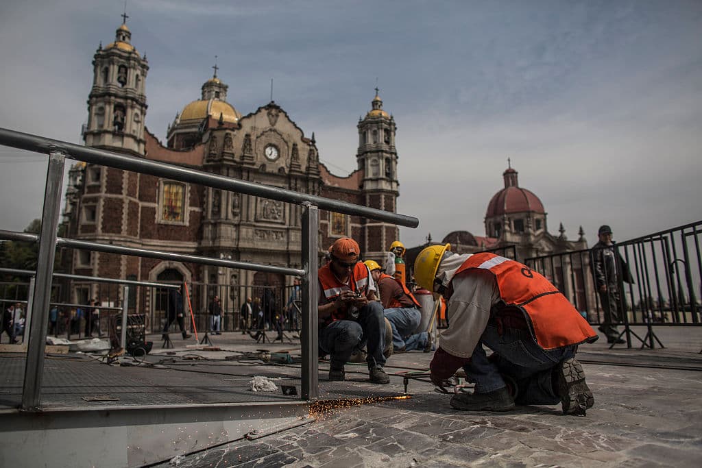 Por si fuera poco, dicen que es capaz de hacer repicar las viejas campanas de la Basílica por la noche, sin que nadie esté cerca del lugar.