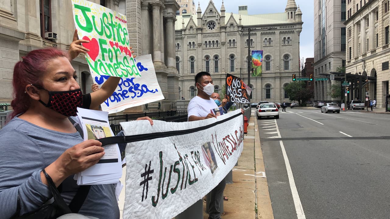 “
<b>Ni una más, ni una menos</b>” era lo que se escuchaba alerededor del Ayuntamiento mientras los manifestantes entregaban volantes con información sobre el caso. 
<br>
<br> 
<br>