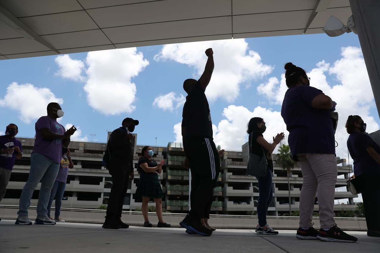 Algunos refieren que hay una huelga de empleados.