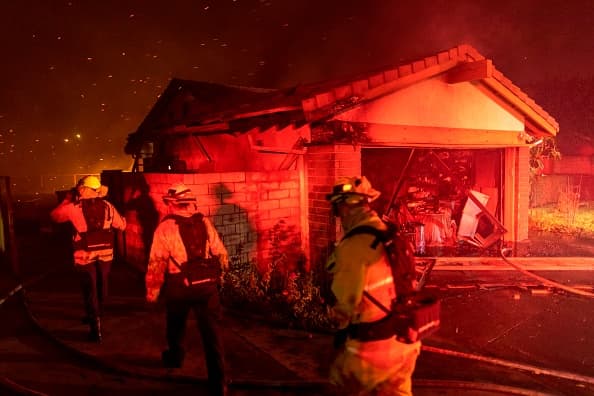 Los bomberos de Los Ángeles emitieron órdenes de evacuaciones obligatorias para varios vecindarios del Valle del Norte debido a la amenaza del
<a href="https://www.univision.com/noticias/estados-unidos/el-sur-de-california-bajo-alerta-maxima-por-devastadores-incendios">incendio Saddleridge</a>.