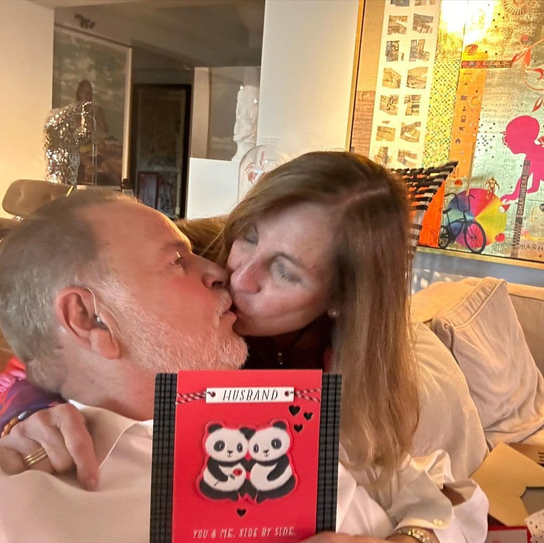 "Me encantó la tarjeta y 
<b><a href="https://www.univision.com/shows/el-gordo-y-la-flaca/raul-reafirma-su-amor-por-mily-en-el-dia-de-su-aniversario-26-y-asi-han-sido-sus-lunas-de-miel-alrededor-del-mundo-fotos">el regalo de mi esposa Mily</a></b>", escribió junto con las imágenes. 
<br>