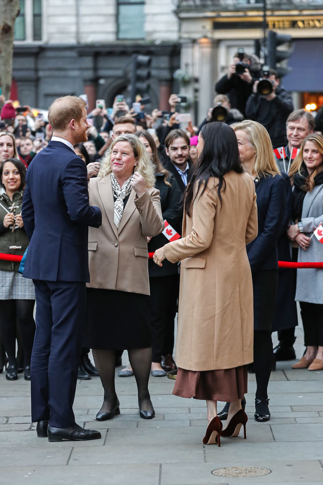 La pareja apareció en Londres y visitó a la Alta Comisionada de Canadá en Londres, Janice Charette. 
<b><a href="https://www.univision.com/famosos/los-regalos-nada-extravagantes-que-meghan-markle-y-el-principe-harry-le-dieron-a-archie-en-su-primera-navidad-fotos" target="_blank">El bebé Archie</a></b>
<a href="https://www.univision.com/famosos/los-regalos-nada-extravagantes-que-meghan-markle-y-el-principe-harry-le-dieron-a-archie-en-su-primera-navidad-fotos" target="_blank"> </a>no estuvo con ellos. 
<br>