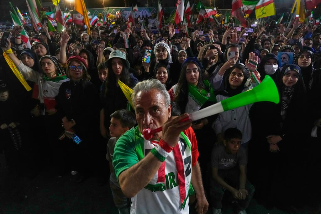 Un hombre que lleva una camiseta con el logotipo de la selección nacional de fútbol de Irán toca una trompeta de plástico durante una concentración a favor del Gobierno en apoyo a la selección iraní en la Copa del Mundo, celebrada en la Plaza de la Revolución Islámica de Teherán, Irán, el miércoles 13 de mayo de 2026.