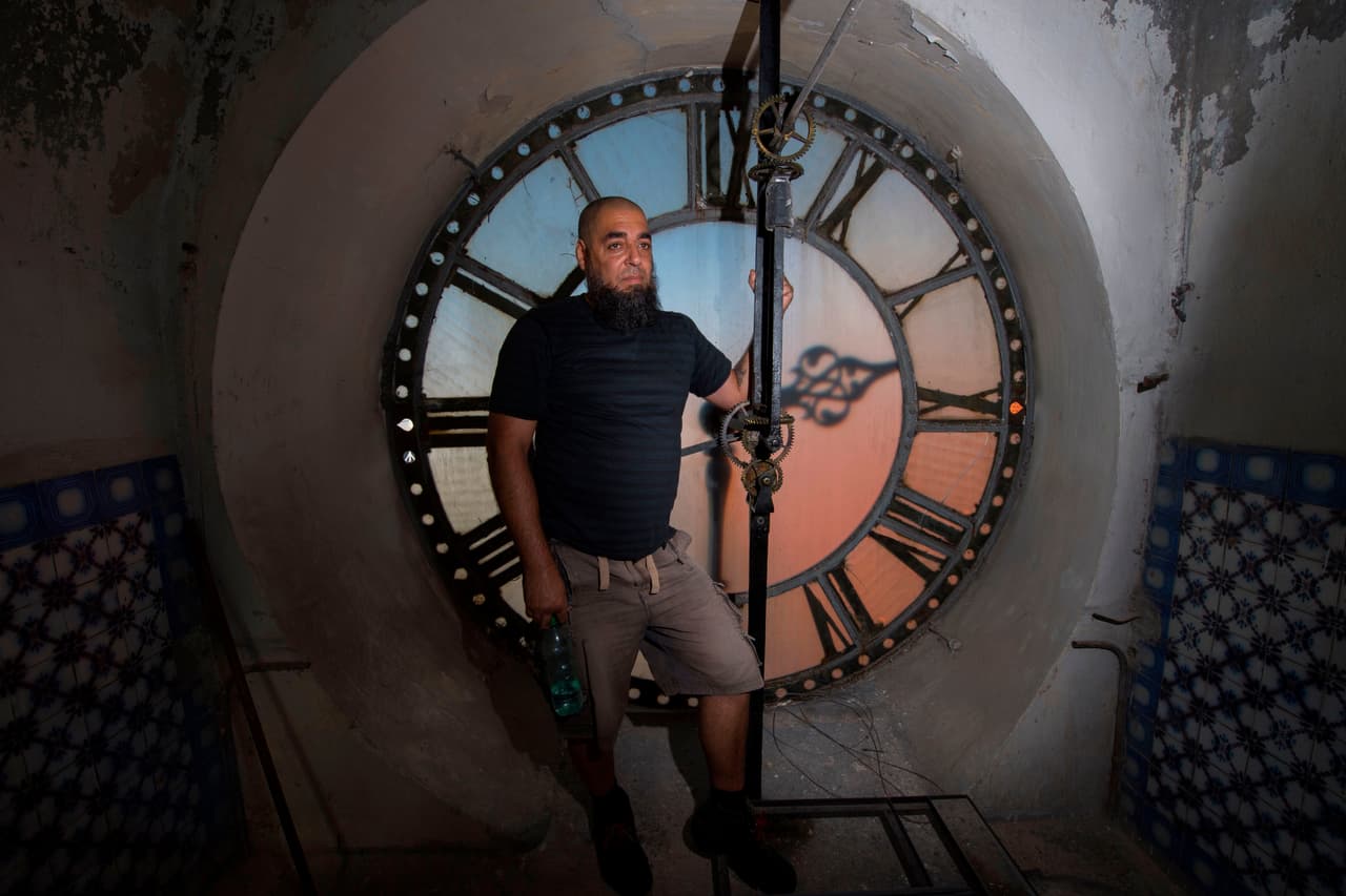 <b>Relojero, Uruguay</b>. Abdel Ghaffar se dedica a mantener funcionando correctamente el antiguo reloj de la Cátedra de Montevideo, que opera con un sistema mecánico.
