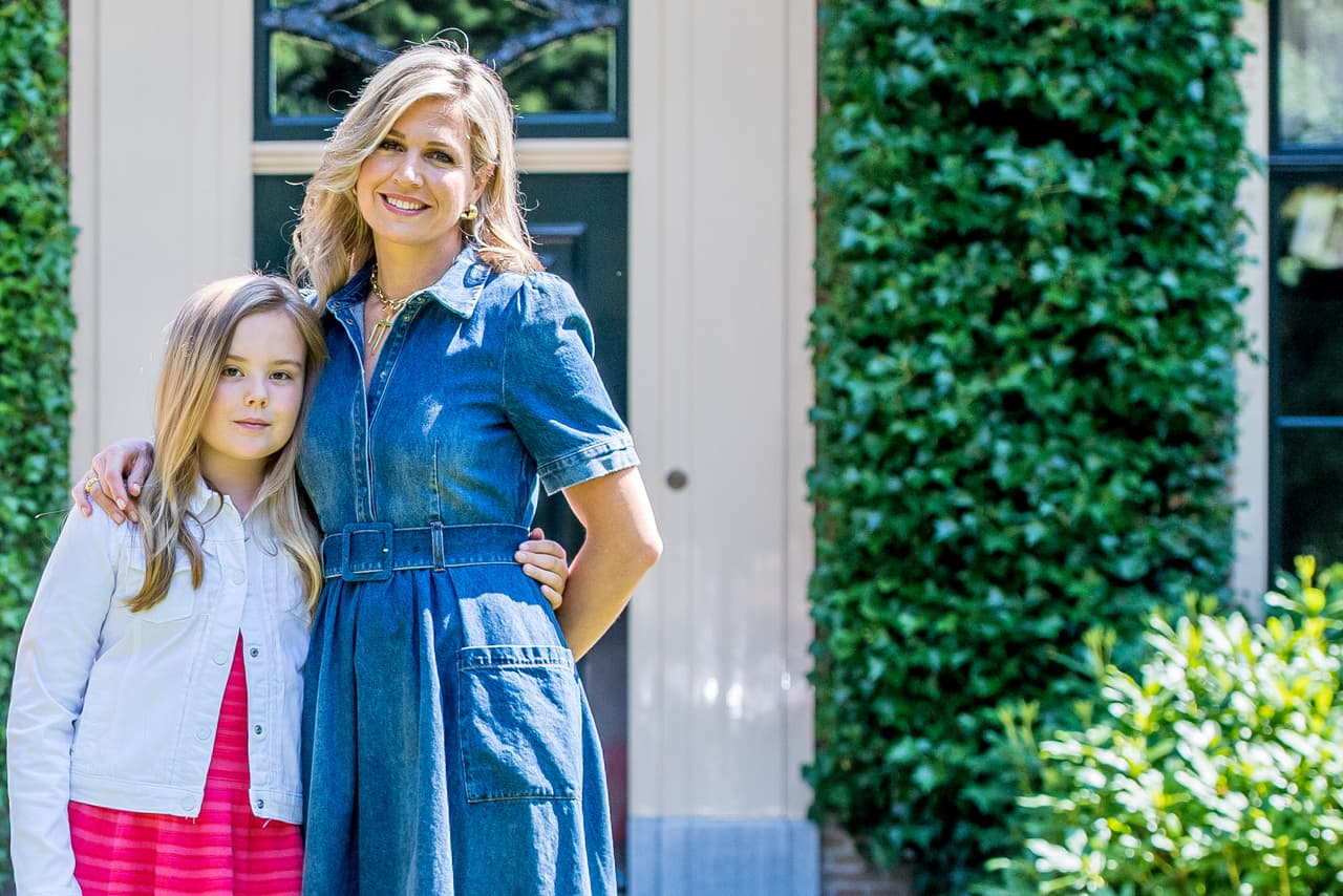 Máxima posa con Ariane, quien es su hija menor y la ahijada de la desaparecida Inés.