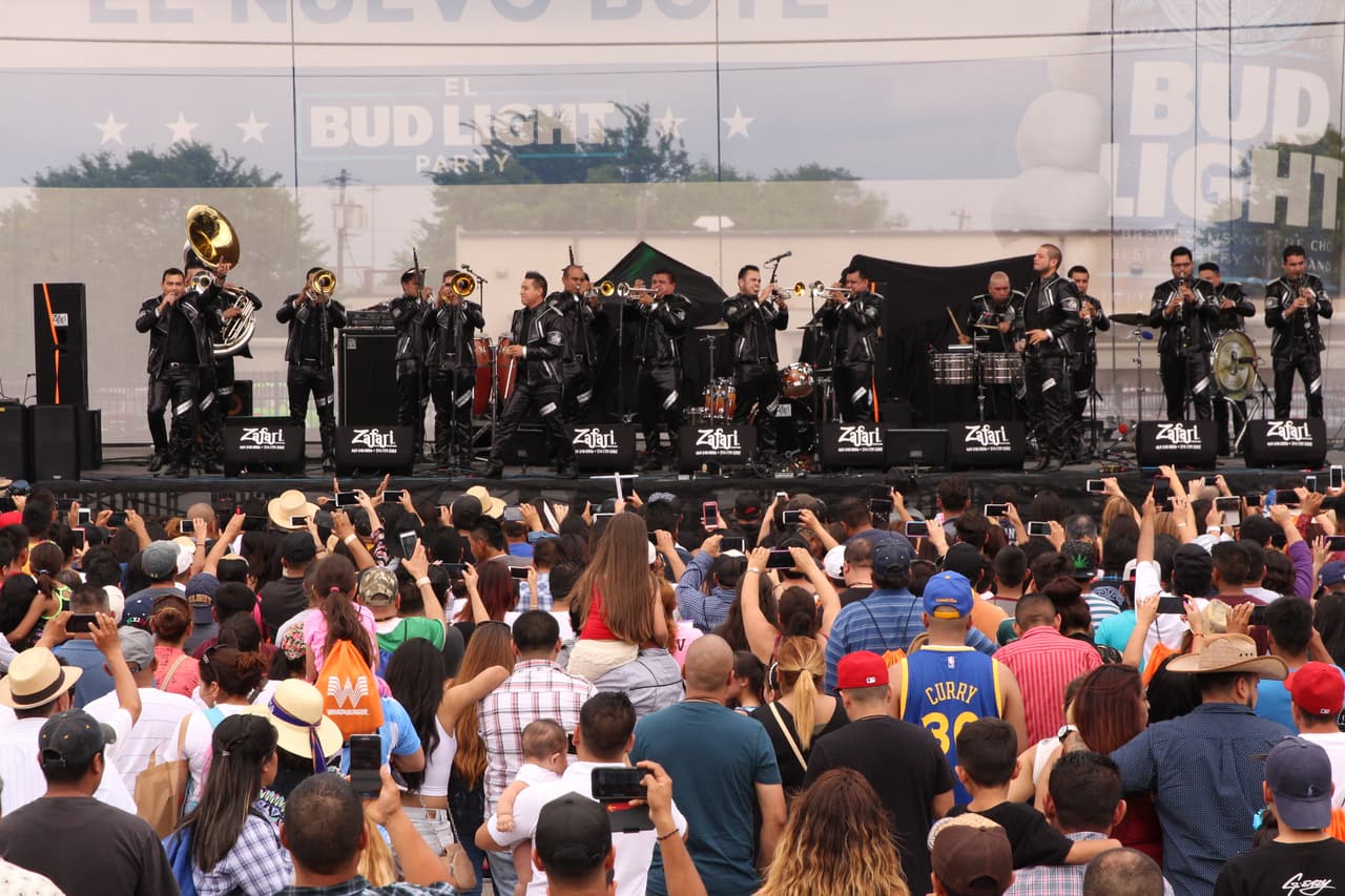 Tremenda fiesta mexicana con los colores, sabores y olores de nuestra tierra.