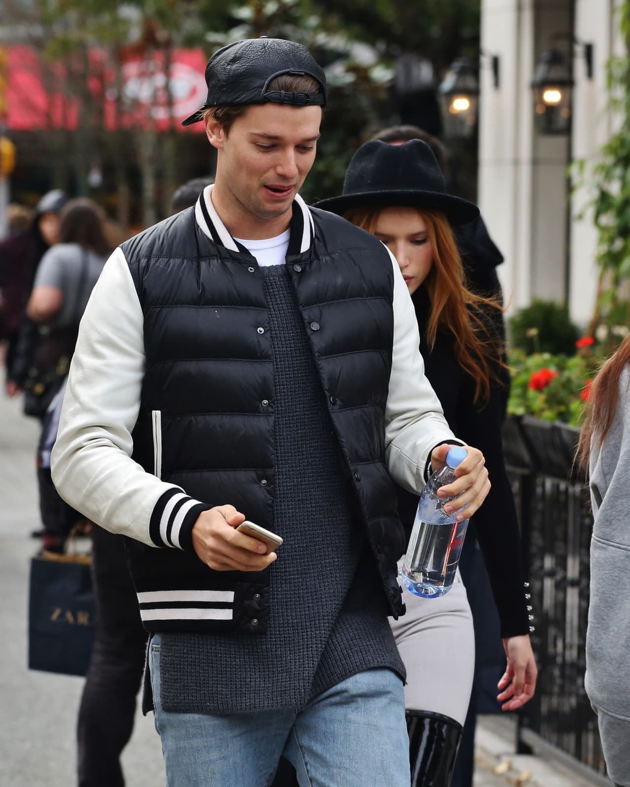 Hace unos días fueron captados en Vancouver, saliendo con un grupo de amigos.