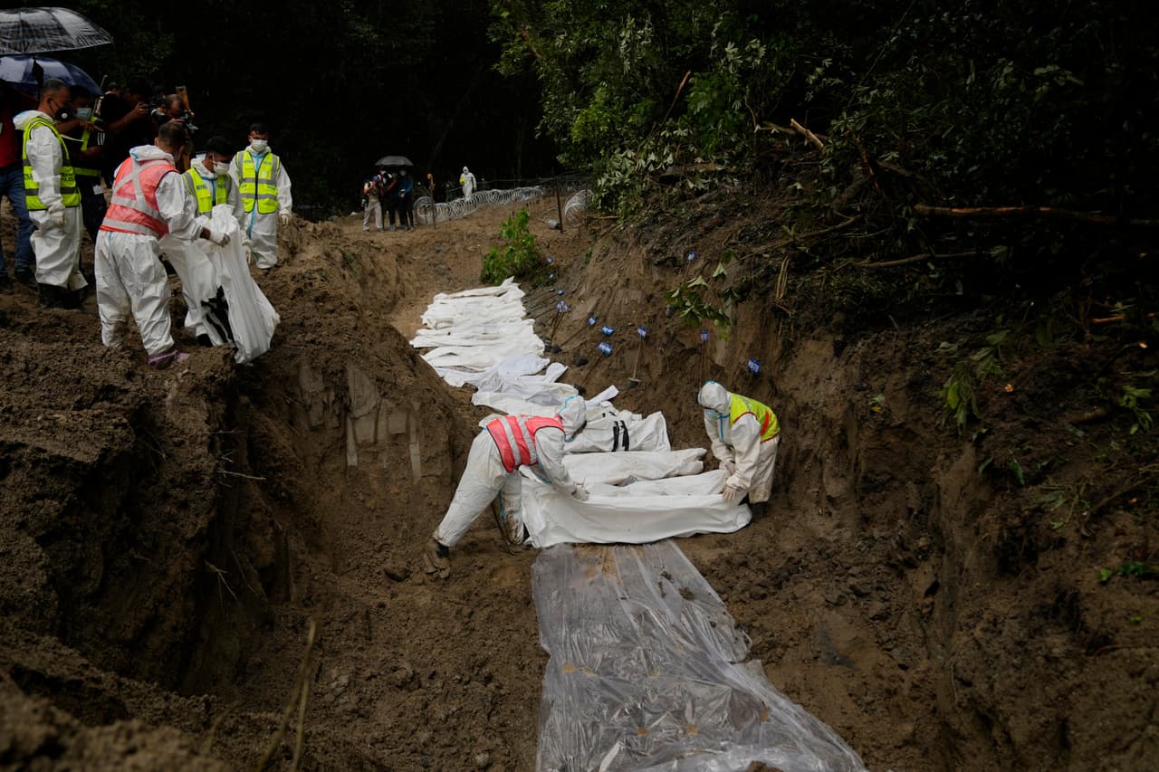 En el lado chino, los equipos de rescate rastrearon las zonas afectadas por los deslizamientos de tierra, en particular los alrededores del paso fronterizo del puerto de Gyirong, que quedó destruido.