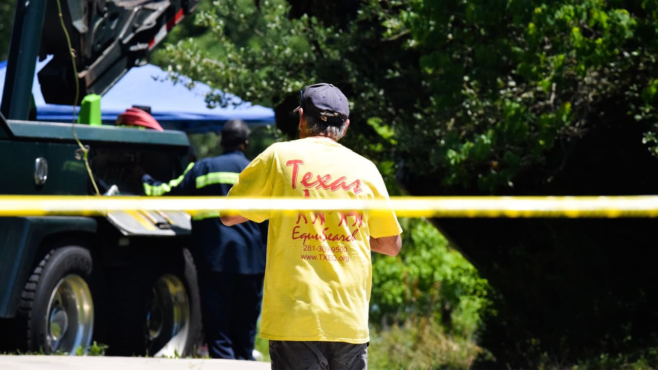 En un principio, encontraron un vehículo que estaba sumergido en el agua del
<a href="https://www.missouricitytx.gov/498/Buffalo-Run-Park" target="_blank">parque Buffalo Run</a>.