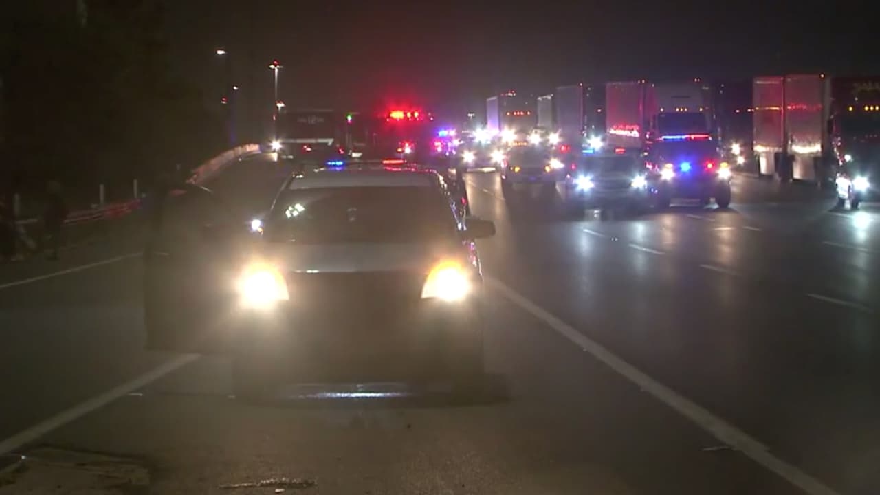 Un hombre murió tras ser atropellado mientras caminaba desnudo por la carretera I-10 a la altura de Sheldon Road al este de Houston a las 11:00 de la noche del miércoles.