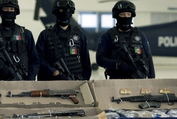 Aunado a los enfrentamientos de narcotráficantes, Ciudad Juárez, por su cercanía con la frontera de EU, es paso de tráfico de armas.