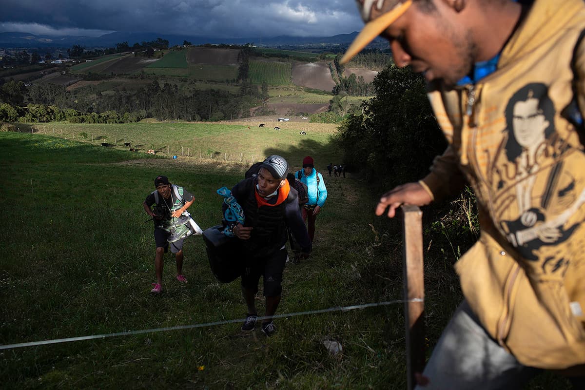 El cruce por trocha dura alrededor de cinco horas. Deben sortear varios caseríos antes de salir a una carretera que les permita tomar un vehículo. 
<br>