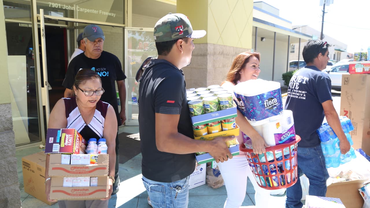 Así se cargo el camión con ayudas para los damnificados en Houston por radioescuchas y 'El Bueno, La Mala y El Feo'.