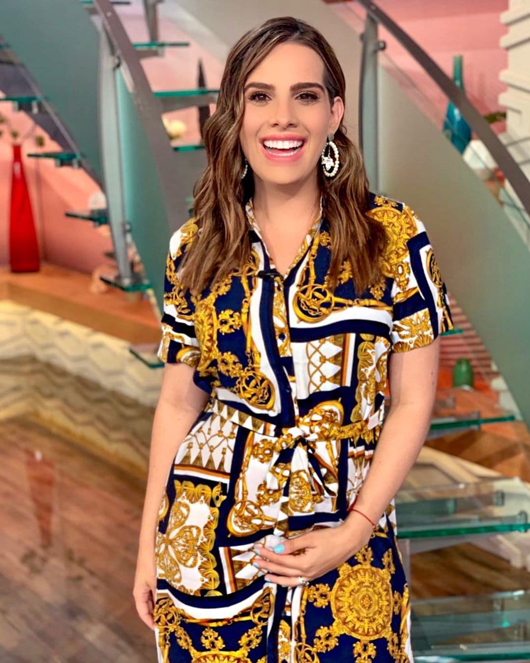 A finales de julio su embarazo fue más notorio, y con este vestido con estampado Barroco se ve cómoda y a la vanguardia. Aquí, su mano ya puede abrazar el sitio donde se refugia Diego.