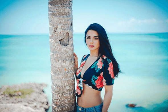 Para el 8 de junio, Emeraude presumió que se encontraba a la orilla del mar y lo hizo con la publicación de esta imagen, aunque no dejó en claro el sitio en el que estaba.