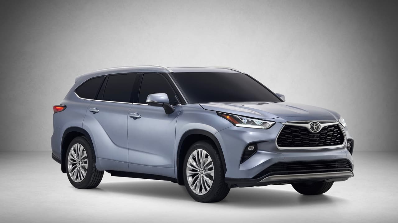 A diferencia de su archirrival la 
<a href="https://www.univision.com/noticias/ford/la-nueva-ford-explorer-2020-llega-con-mas-fuerza-y-capacidad-todoterreno-que-nunca-antes-fotos">Ford Explorer</a>, que para 2020 cambia a una plataforma de tracción trasera, la nueva Toyota Highlander continua sustentada en una plataforma de tracción delantera. Se trata en este caso de la versión más grande de la nueva 
<b>plataforma modular</b> adaptable TGNA de Toyota que comparte con los 
<b>Toyota Camry</b>, 
<b>Avalon</b> y 
<b>RAV4</b>, así como con el 
<b>Lexus ES</b>.