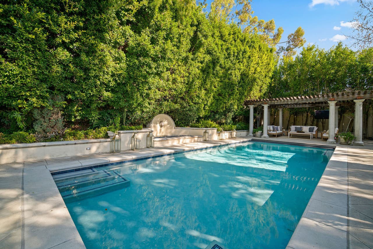 Además, cuenta con una zona de barbacoa, ideal para las comidas que desee preparar la duquesa, de quien se sabe es una 
<b><a href="https://www.univision.com/famosos/fuentes-cercanas-aseguran-que-meghan-markle-hasta-le-cocina-al-principe-harry-en-canada-fotos" target="_blank">gustosa cocinera. </a></b>
<br>