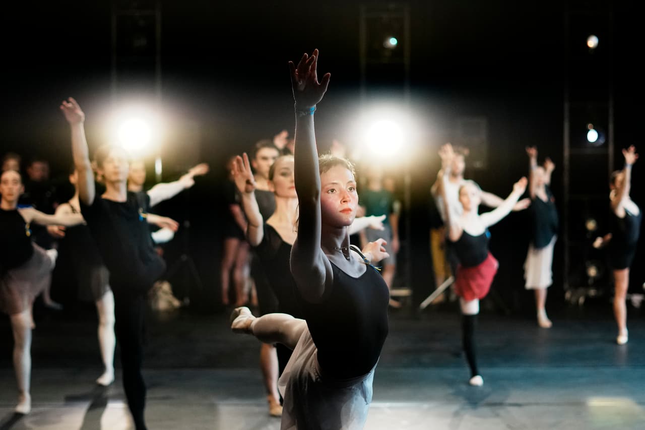 Tanto París como la comunidad del ballet han ayudado a encontrar alojamiento temporal para unos bailarines que dicen querer seguir bailando en Francia y en otros lugares.