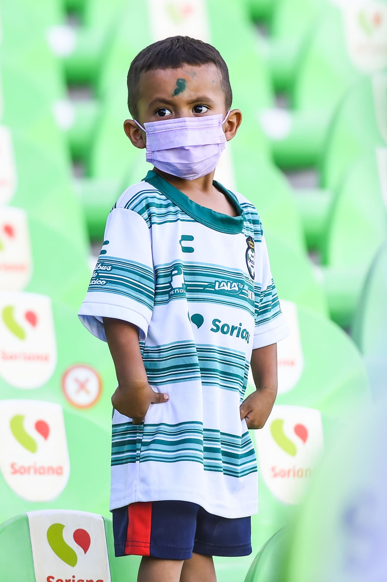 Hasta los aficionados más pequeños apoyaban a Santos.