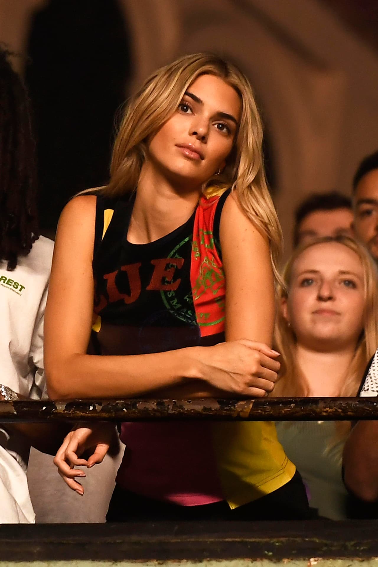 De acuerdo con 
<b><a href="https://www.dailymail.co.uk/tvshowbiz/article-7470905/Kendall-Jenner-shows-new-blonde-locks-Tyler-Creators-London-gig.html" target="_blank">Daily Mail</a></b>, además de desfilar para Burberry, la modelo fue al concierto de uno de sus amigos, 
<b><a href="https://www.youtube.com/watch?v=9JQDPjpfiGw" target="_blank">Tyler, The Creator</a></b>, en Brixton Academy (foto).