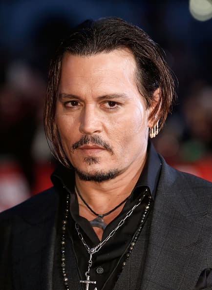 En 2015, estando en su residencia de Los Ángeles "me aventó una garrafa, me golpeó con artículos de la habitación […] me abofeteó con fuerza, me agarró del pelo y me arrastró desde la escalera a la oficina, a la sala, la cocina, para la habitación y luego a un cuarto de invitados", afirmó Heard.