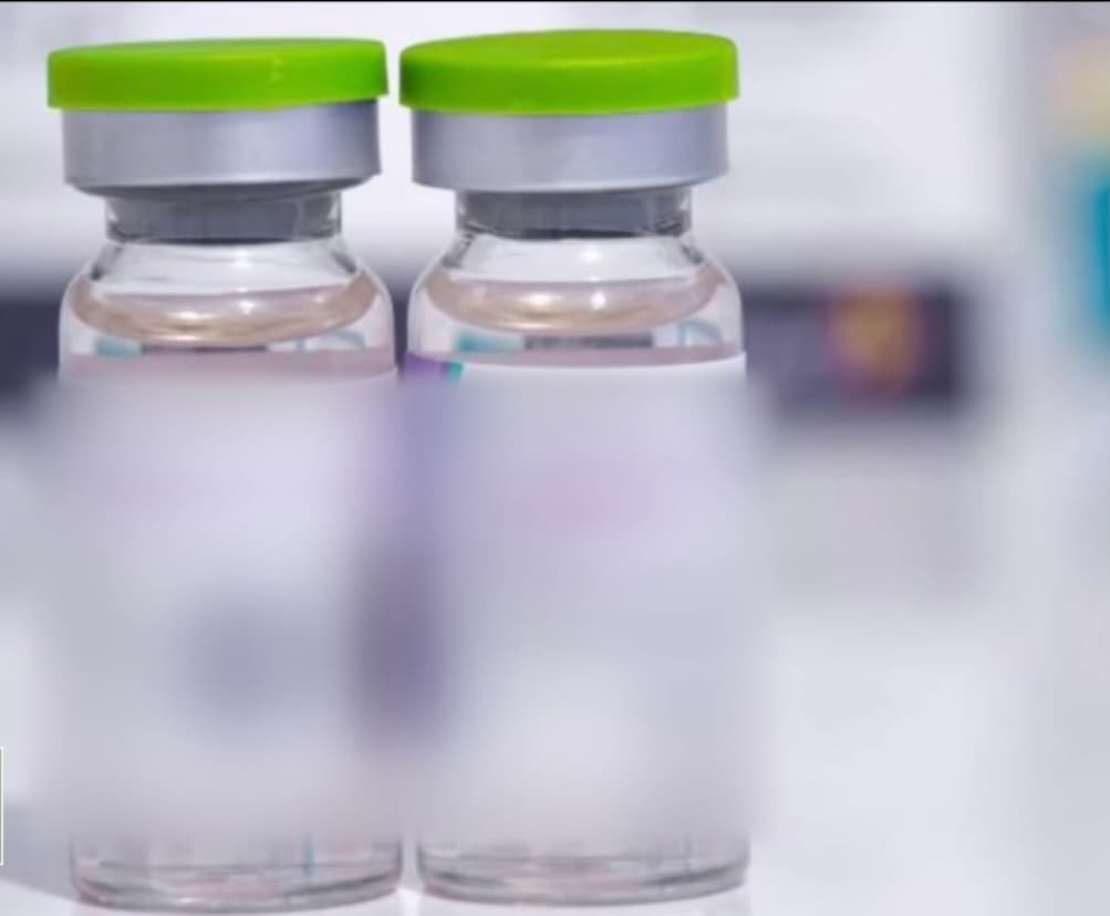 Como si fuera el guión de una pesadilla, la familia de Canek se enteró que el desorbitante precio no era el único impedimento, 
<b>sino que el medicamento no está autorizado para su uso en México.</b> Sin embargo, al descubrir que ya había sido aplicada a una 
<a href="https://www.univision.com/temas/ninos">niña</a>, decidieron acudir a la justicia para denunciar al IMSS y para su fortuna un juez les dio la razón. 
<br>