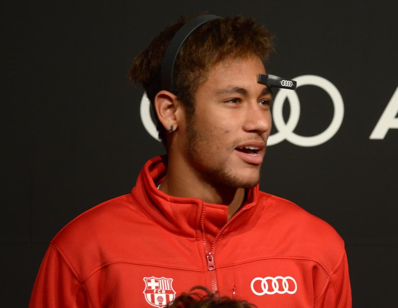 Además del prestigio deportivo, una de las ventajas de ser parte del Fútbol Club Barcelona es recibir cada año un modelo de 
<b>Audi</b> como obsequio. Ocurre que el fabricante alemán es patrocinador del Barcelona, así como de otros equipos de fútbol como el Real Madrid y el Bayern Munich.