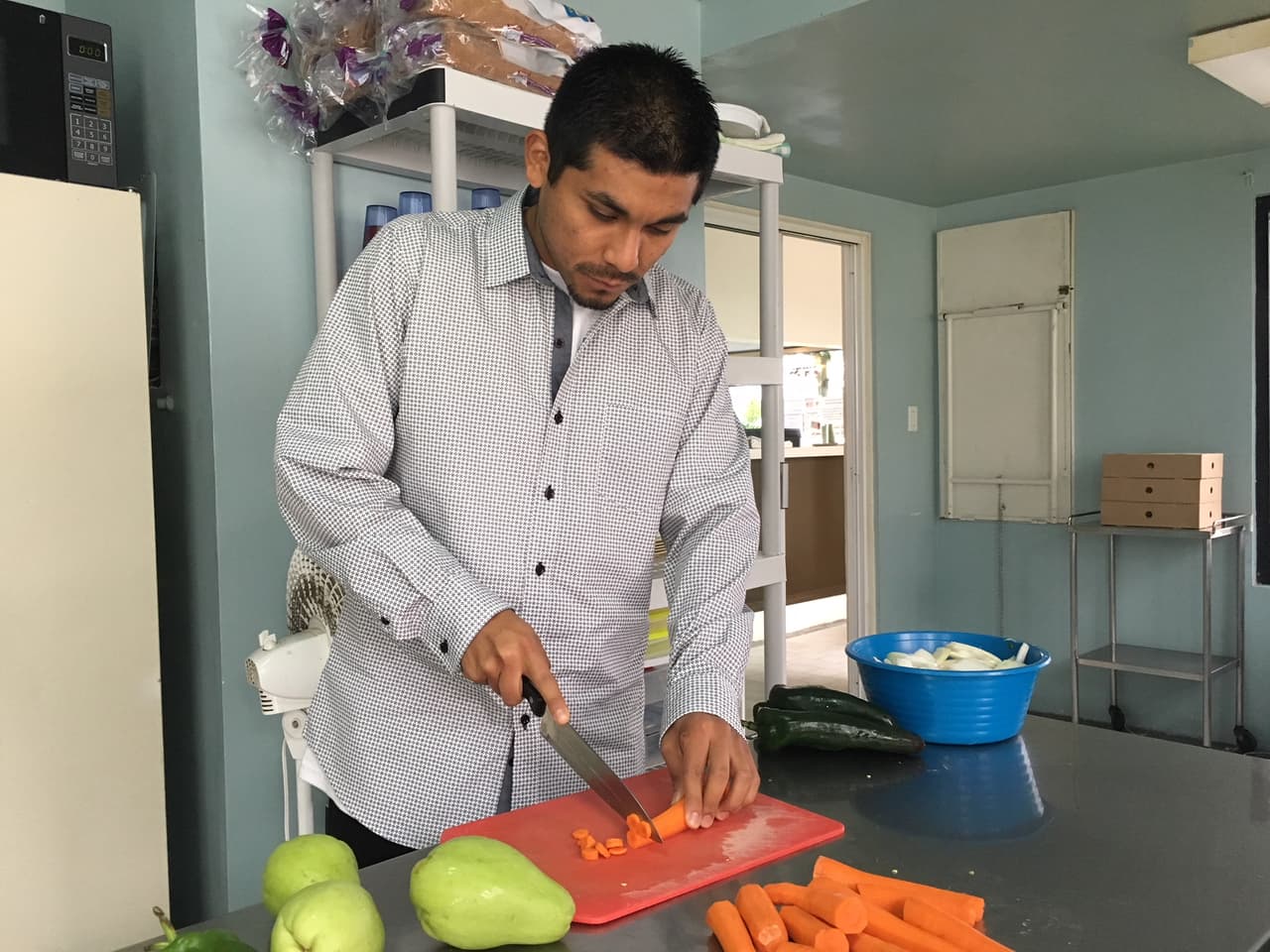 Velasquez prepares food at Clínica Nuevo Ser.