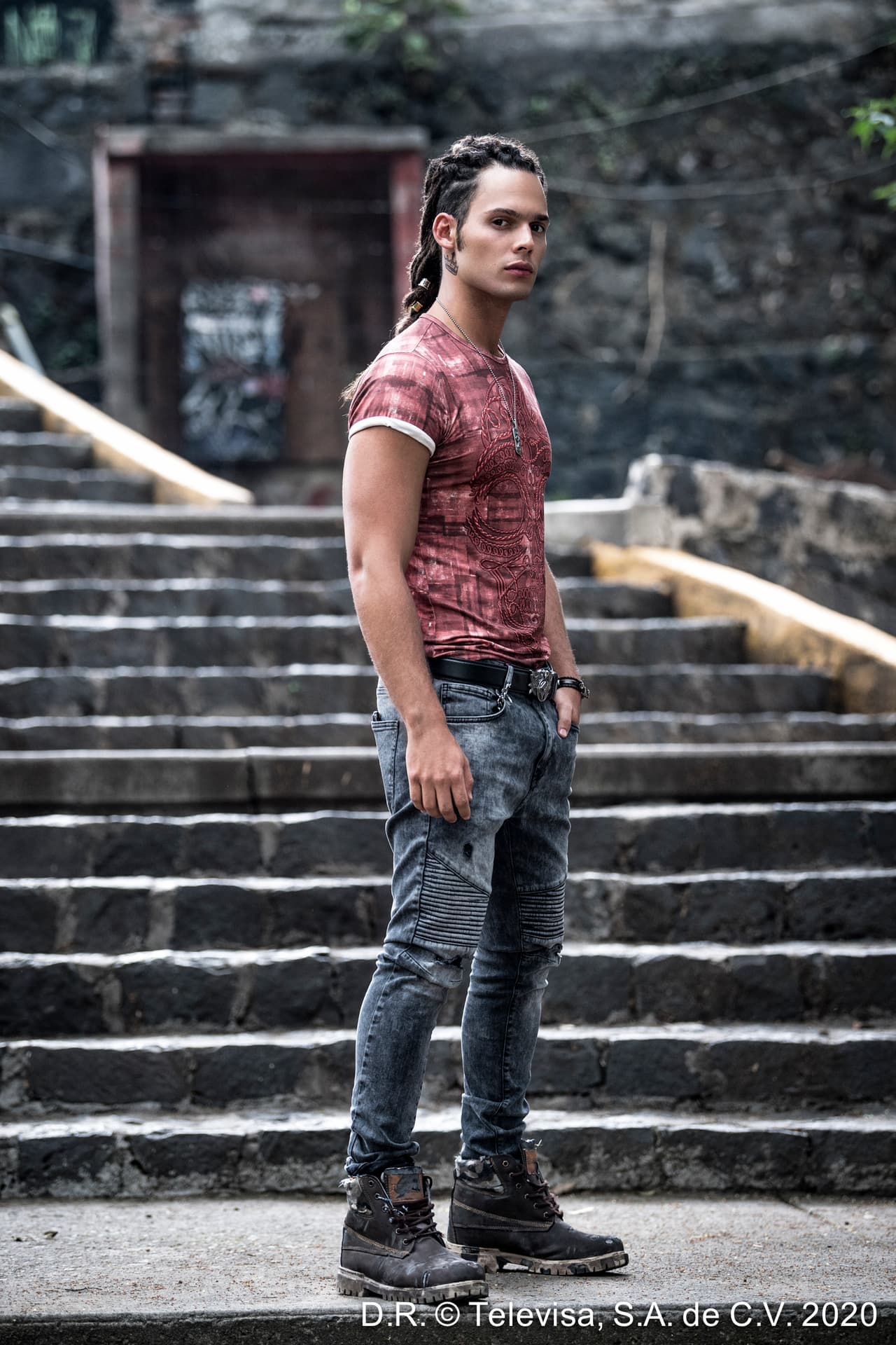 <b>Emmanuel Palomares</b> da vida a Rommel, un chico pandillero. 
<br>