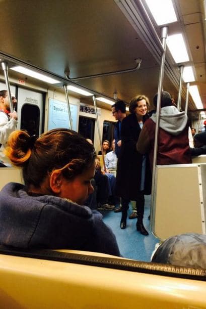 La candidata demócrata para obtener un escaño en el senado federal, Michelle Nunn, salió a recorrer algunas calles de Georgia, a tan sólo unas horas del cierre de centros de votación. Nunn se mostró muy animada saludando a toda la gente que se le acercaba, además sorprendió a los clientes de una conocida cafetería y para finalizar viajó en el servicio de tren MARTA.(Imágenes de Twitter)