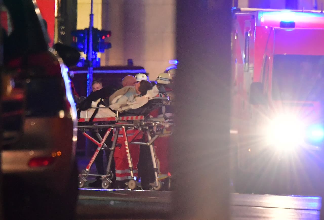 Los heridos son llevados en camillas a las ambulancias que están en la plaza donde ocurrió el suceso.