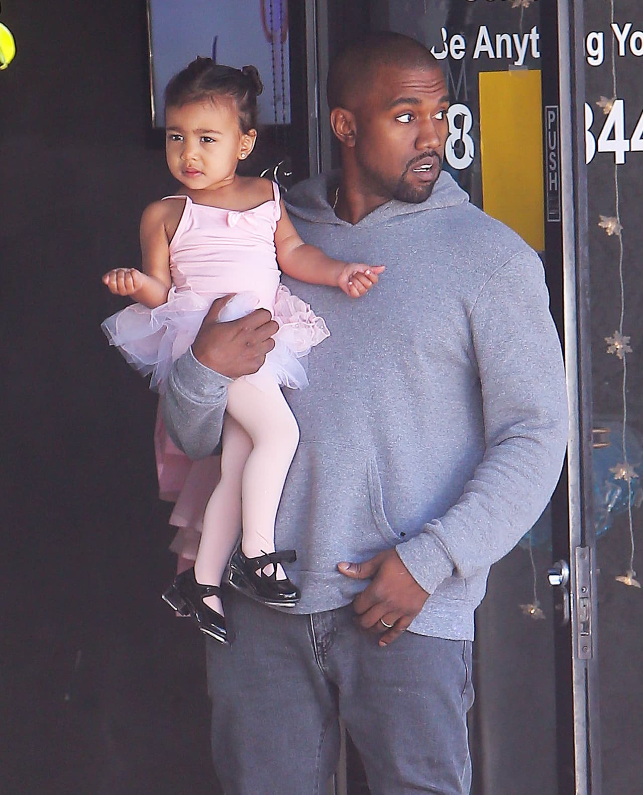 Aunque pensándolo bien, ¡tampoco se vería mal soplando las velitas del pastel con su encantador tutú rosado!