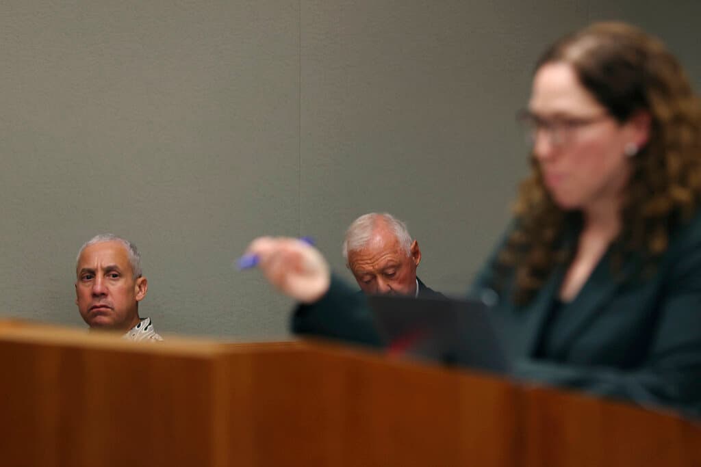 Albert 'Ian' Schweitzer, a la izquierda, escucha la intervención de la abogado a Proyecto Inocencia, Susan Freidman, durante la sesión en la corte de Hawaii.