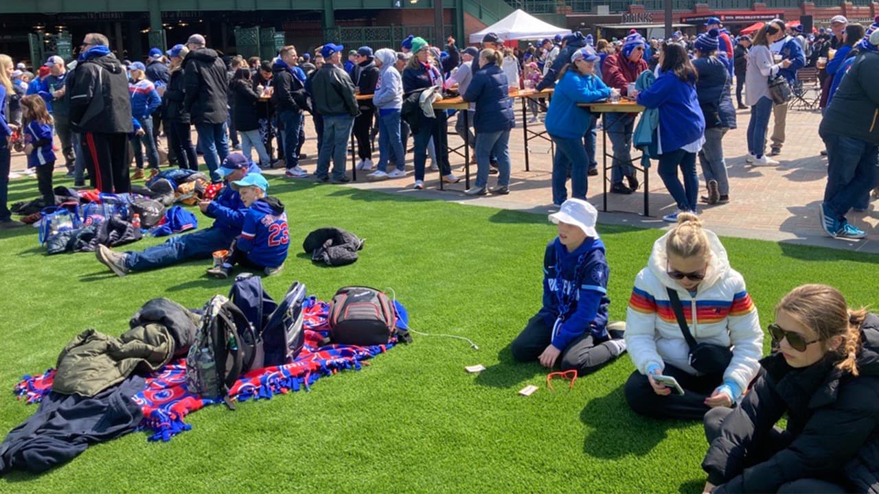 Aprovechar el sol para hacer menos el efecto del frío fue una buena opción para los aficionados.