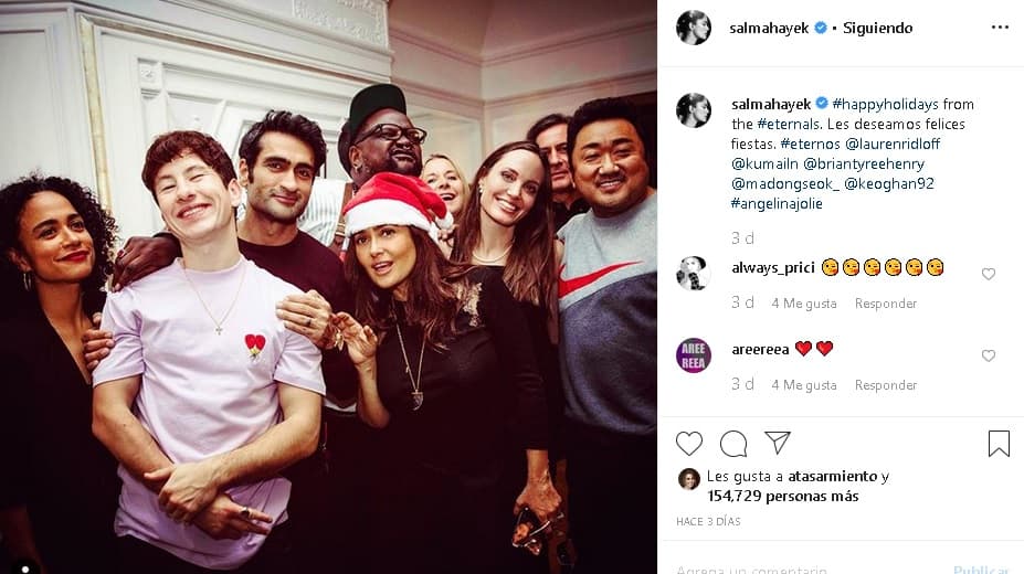 <b><a href="https://www.univision.com/famosos/la-navidad-ya-llego-a-la-casa-de-muchos-famosos-y-con-estas-fotos-nos-muestran-su-espiritu-decembrino-fotos" target="_blank">"Les deseamos felices fiestas"</a></b>, escribió la mexicana, tanto en inglés como en español. En la foto aparecen estrellas como Kumail Nanjiani, Angelina Jolie, Ma Dong-seok y Brian Tyree Henry, entre otros.
<br>