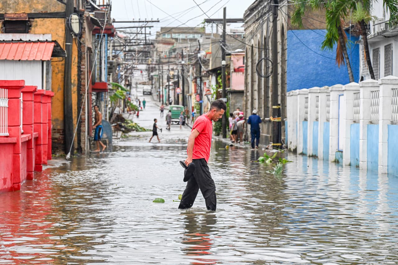 Varias calles permanecían inundadas en el oriente de Cuba durante la mañana del miércoles, tras el paso del catastrófico sistema. 
<br>