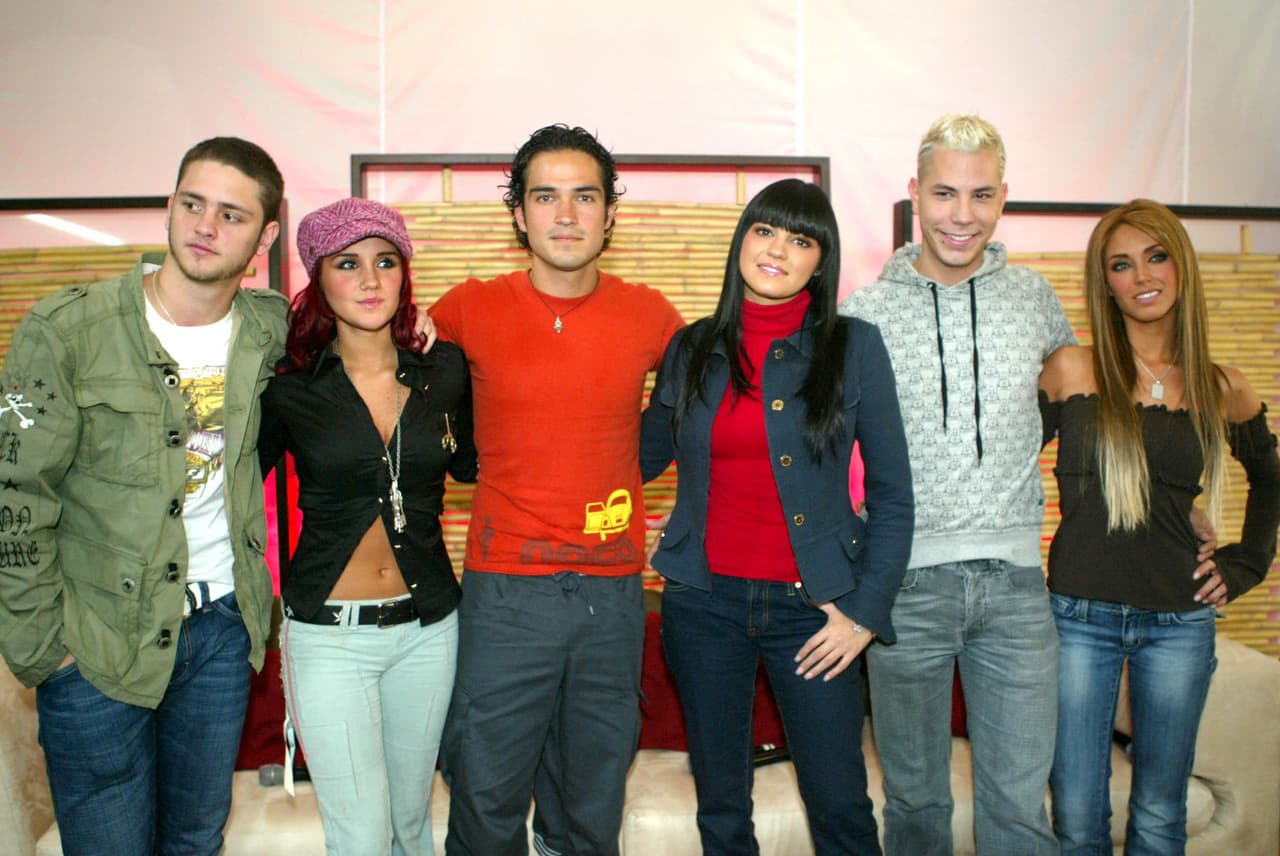 El tema más dificil de interpretar para la agrupación fue 'Ser o parecer', pues Anahí y Dulce María tenían un juego de voces con altas notas.