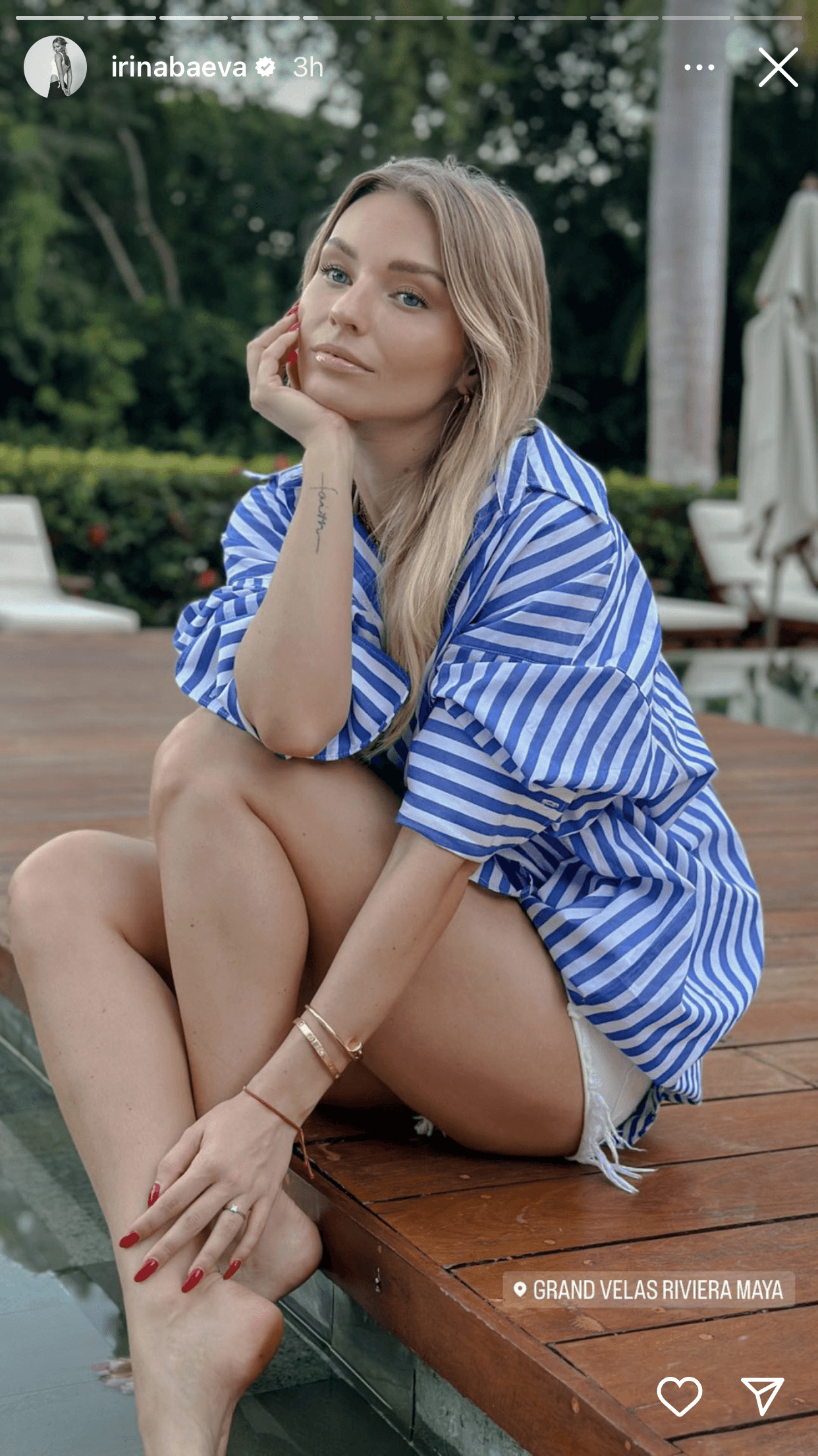 Incluso, en esta foto se aprecia que trae puesto el 
<b><a href="https://www.univision.com/famosos/irina-baeva-habla-gabriel-soto-anillo-compromiso-boda-rumores-separacion" target="_blank">anillo de compromiso que le dio Gabriel Soto. </a></b>
<br>